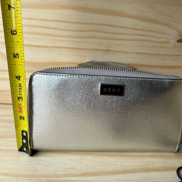 DKNY Silver Large Sutton Zipper Wallet Mothers Day Sale!! - Picture 6 of 8